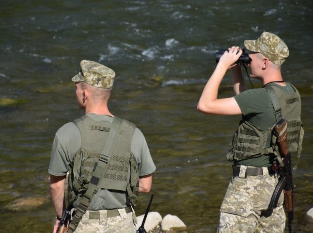 Біля кордону з Румунією затримали двох «водолазів» із переправником