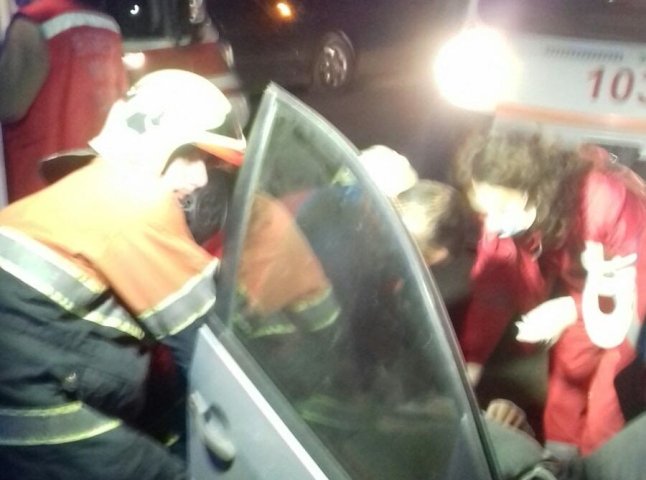 Рятувальники оприлюднили фото з аварії на Хустщині