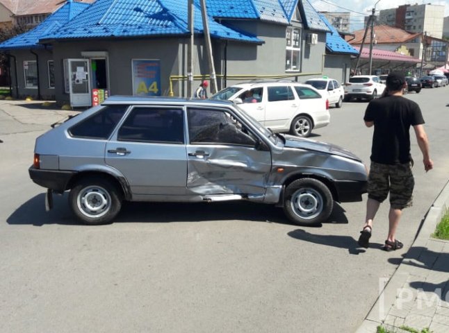 У Мукачеві трапилась ДТП: зіткнулись ВАЗ та позашляховик