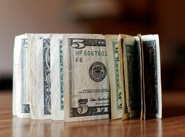 НБУ зобов’язав банки та обмінники приймати старі долари