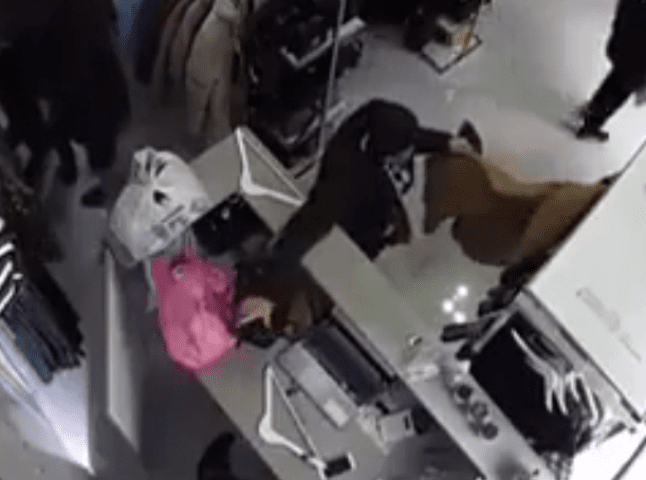 Відеокамери зафіксували крадіжку в одному з магазинів одягу у центральній частині Мукачева
