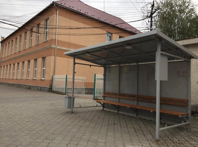 У Мукачеві продовжують встановлювати нові автобусні зупинки