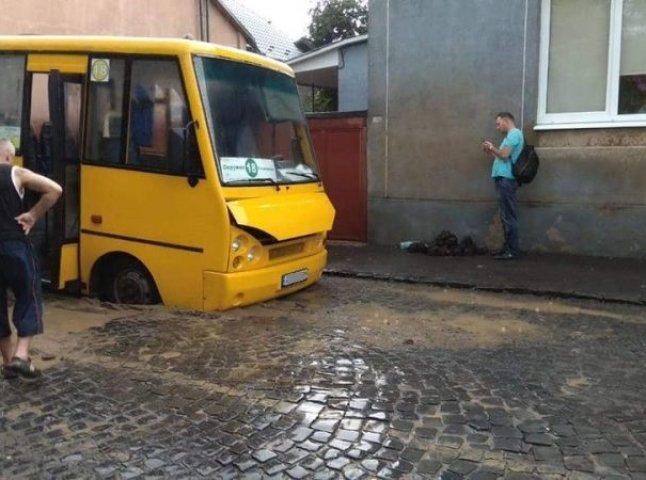 На одній із вулиць Мукачева автобус потрапив у провалля