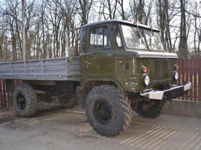Одну із українських військових частин доукомплектують двома автомобілями з Берегівщини