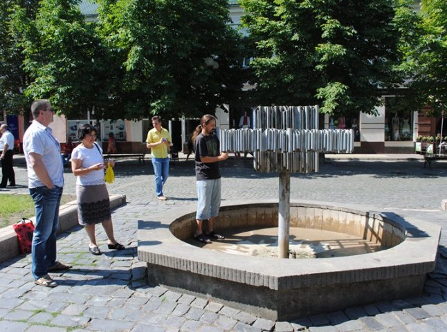 У Мукачеві розпочали облагороджувати фонтан у центрі міста (ФОТО)