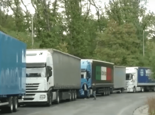 На Закарпатті знову кілометрові черги з вантажівок