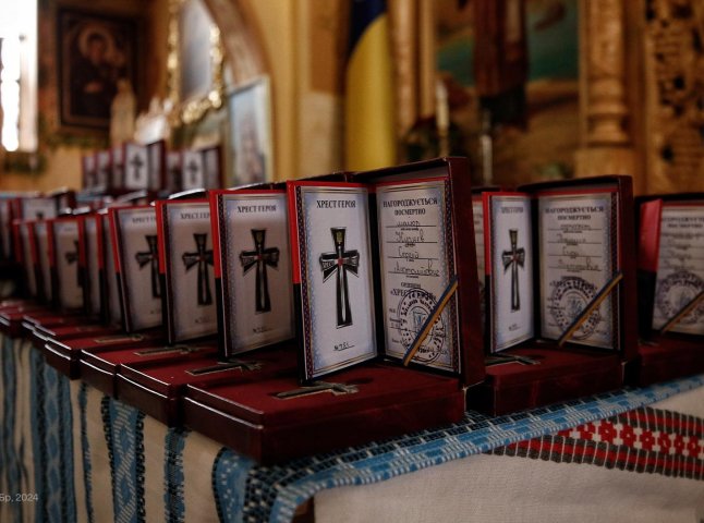 Рідним і близьким полеглих воїнів «Закарпатського легіону» вручили «Хрести Героя»
