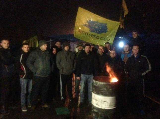 У Солотвині "пересічники" продовжують блокувати рух до румунського кордону