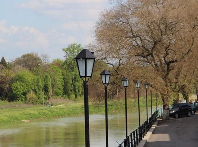 Неподалік пішохідного мосту в Ужгороді встановили сучасні ліхтарі