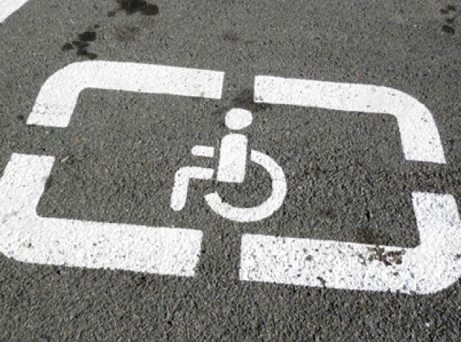 Штрафи за паркування на місцях для інвалідів збільшили