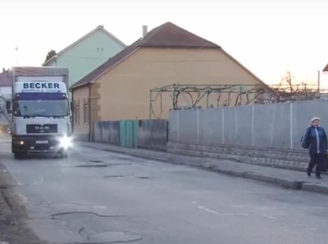 Через постійний рух вантажівок будинки на вулиці Олександра Невського у Мукачеві тріскаються