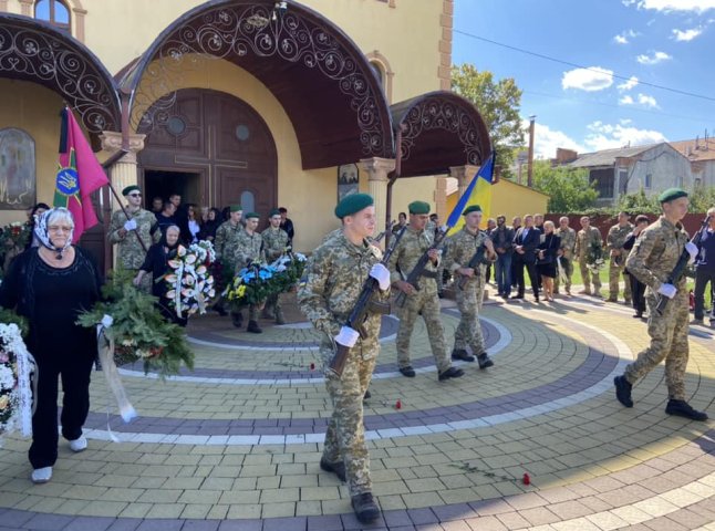 На Закарпатті поховали воїна, який загинув у боях з російськими окупантами