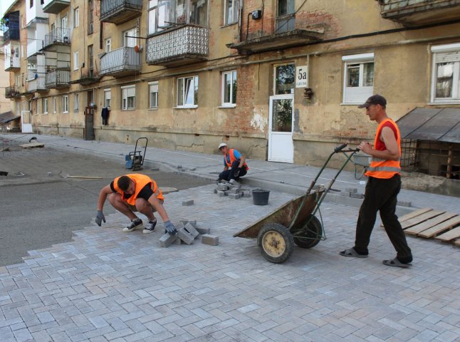 У Мукачеві ремонтують 34 внутрішньоквартальні проїзди