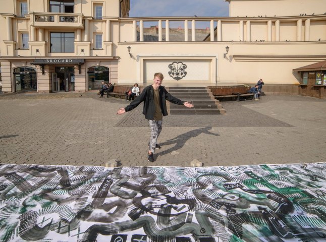 Хлопець зі Львова влаштував у центрі Ужгорода арт-шоу