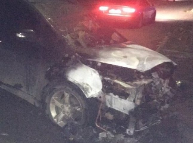 Авто, яке горіло вночі у Мукачеві, належить жінці-підприємцю і його могли підпалити