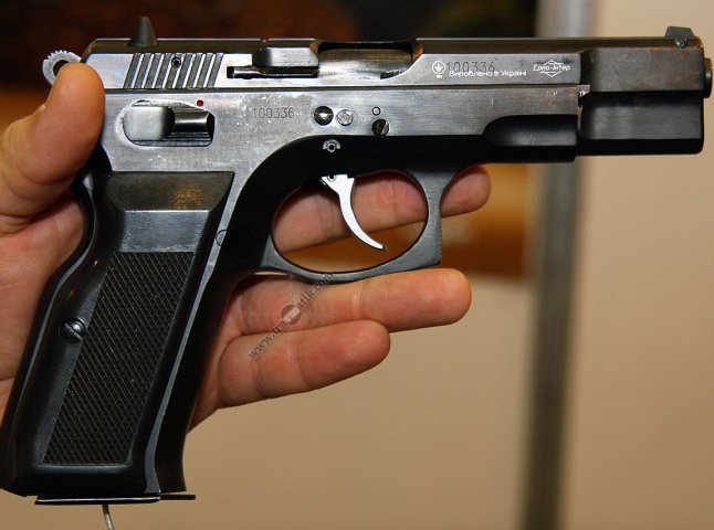 Ужгородські держохоронці затримали зловмисника, який прийшов у крамницю з пістолетом