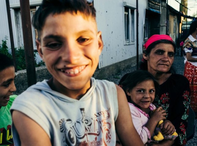 Закарпатський фотограф показав, як живуть роми в Королеві