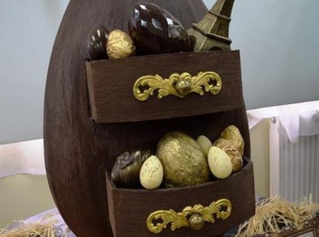 В Ужгороді представили 27-кілограмову шоколадну писанку