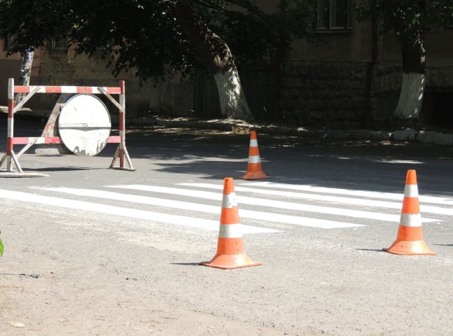 Берегівські комунальники фарбують зебри та роблять ямковий ремонт вулиць міста (ФОТО)