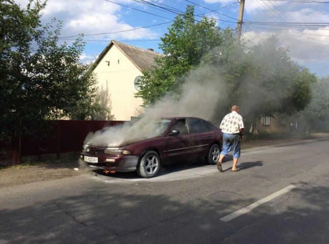 У Виноградові посеред вулиці загорівся автомобіль (ФОТОФАКТ)