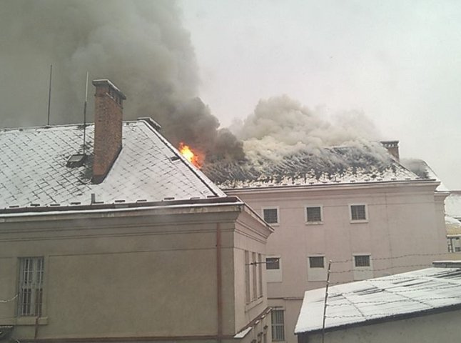 Надзвичайна подія в Ужгороді: горить СІЗО