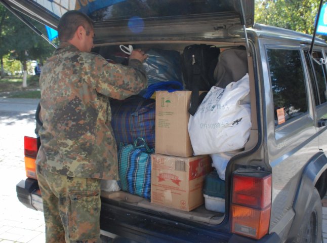 Іршавчани купили для військових джип, завантажили його продуктами та відправили у зону АТО