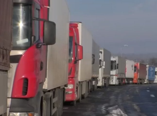 Поблизу кордону утворилися кілометрові черги з вантажівок