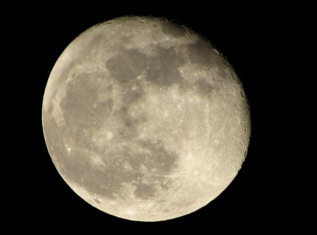 У мережі милуються фотографіями місяця, які зроблені цієї ночі у Мукачеві