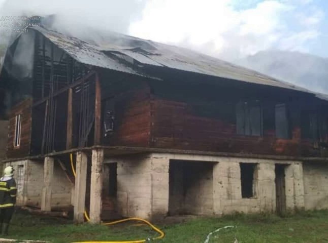 Попри розмиту сільську дорогу, рятувальники дістались місця пожежі та загасили палаючий будинок