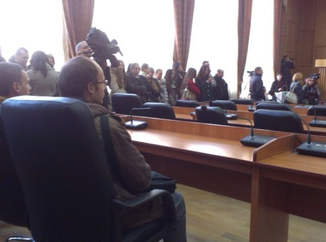 В Ужгороді не може розпочатися сесія міськради через відсутність кворуму, депутати попросту не прийшли