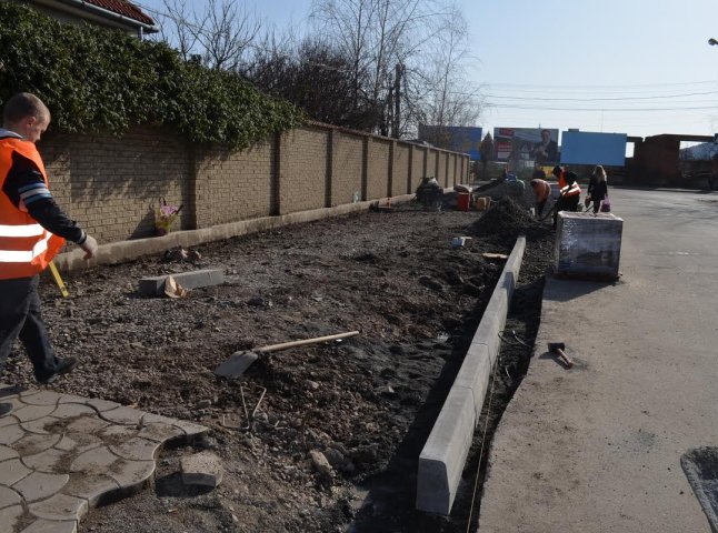 На оновлення тротуарів на двох вулицях Мукачева витратять понад 1,7 мільйони гривень