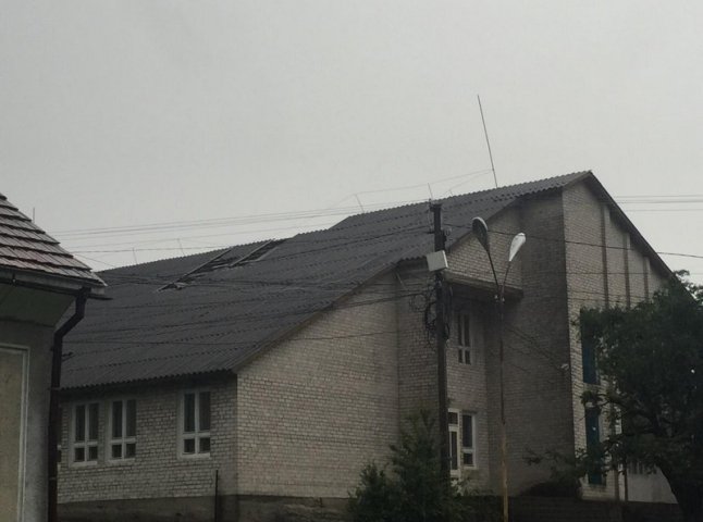 Від буревію постраждала початкова школа