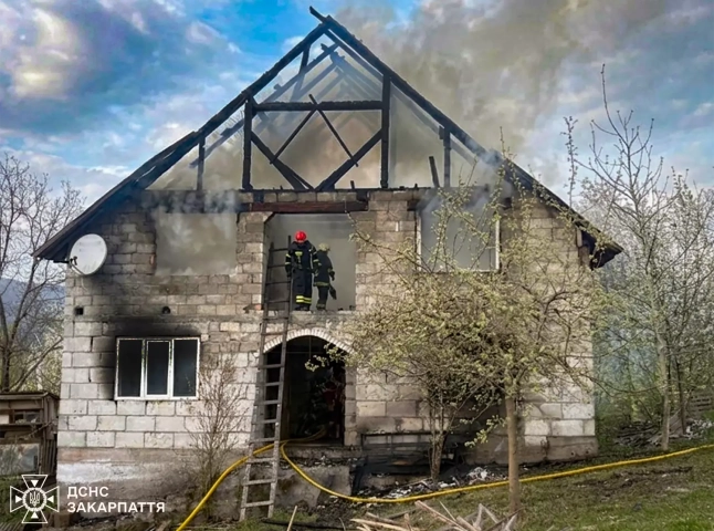 Рятувальники розповіли про масштабну пожежу на Рахівщині, де горів двоповерховий будинок