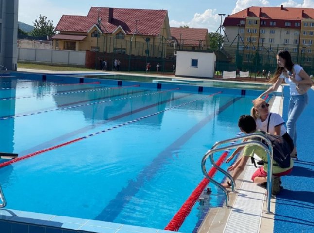 У Мукачеві порахували, скільки людей відвідали басейн ДЮСШ за 4 місяці