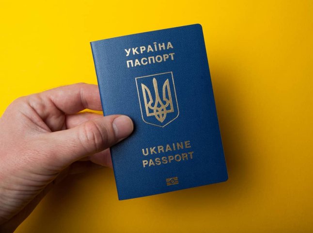 Виїзд українців за кордон з 12 жовтня