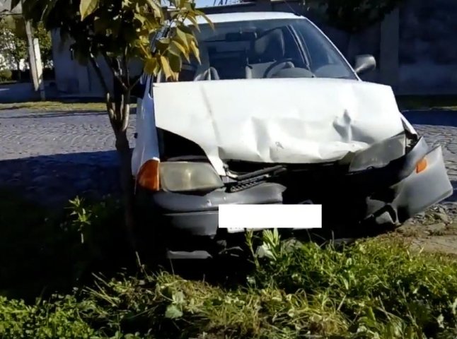 ДТП у Мукачеві: іномарка врізалась в припаркований автомобіль