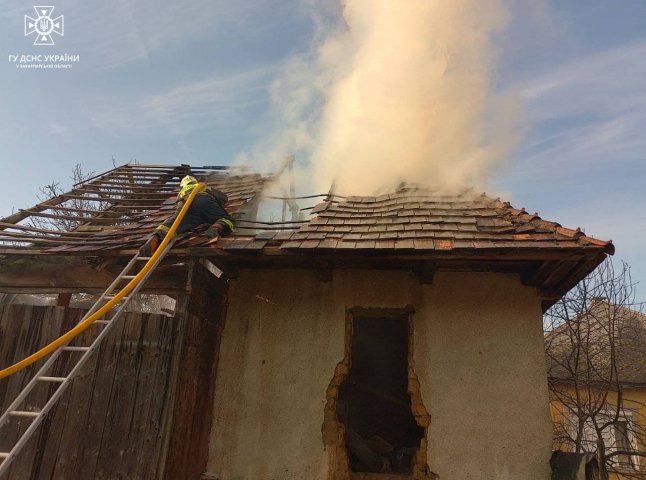 У закарпатському селі сьогодні вирувала пожежа