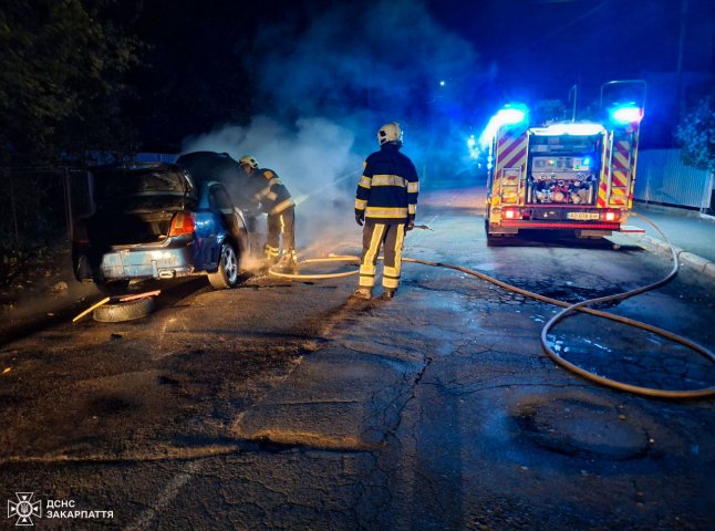 У Мукачеві рано-вранці загорівся автомобіль