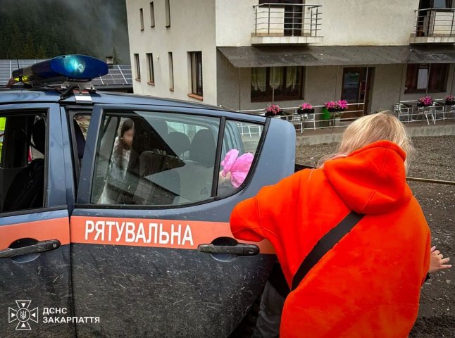 Неповнолітні туристи потрапили в епіцентр негоди у горах Рахівщини: їх евакуювали