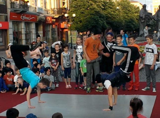 Юні брейкдансери влаштували у центрі Мукачева неймовірне шоу