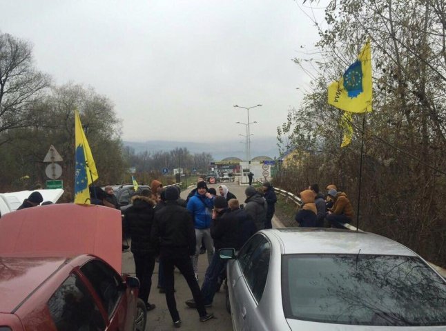 Автоактивісти заблокували рух на КПП "Солотвино" на Тячівщині