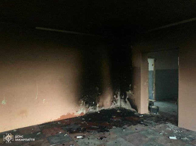 Рятувальники розповіли про дві пожежі, які гасили ввечері у Мукачеві