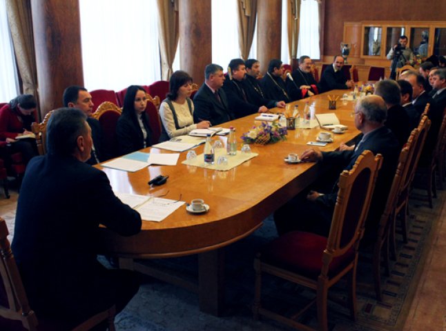 В Ужгороді під головуванням керівника краю Олександра Ледиди відбулося вже традиційне засідання передріздвяної Ради церков