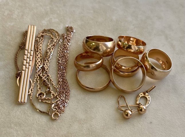 За скільки можна продати старі золоті ланцюжки та сережки
