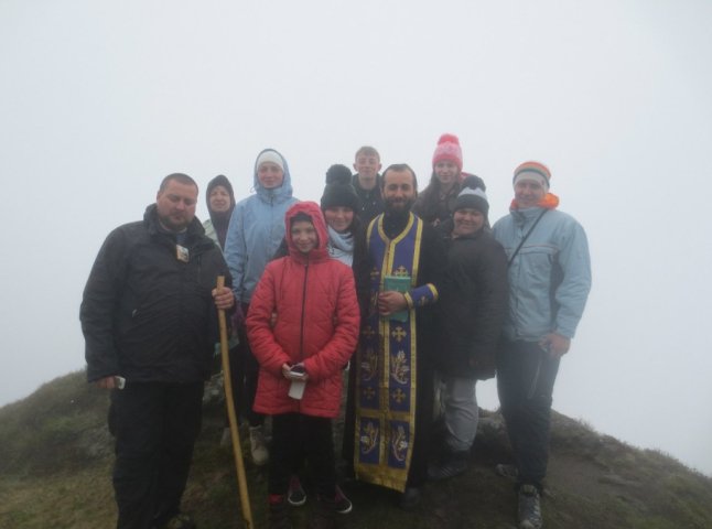 Паломники зі Свалявщини підкорили гору Пікуй (ФОТО)