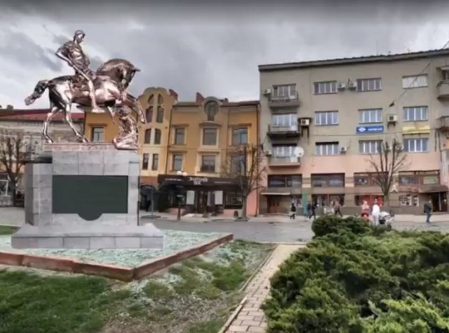 У центрі Мукачева встановлюють новий пам’ятник