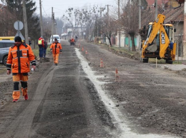 На Закарпатті почали відновлювати дорогу, яку не ремонтували понад 30 років