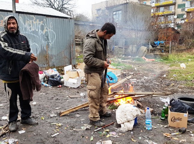 Життя на смітнику: як ужгородські безхатьки заробляють та годують себе