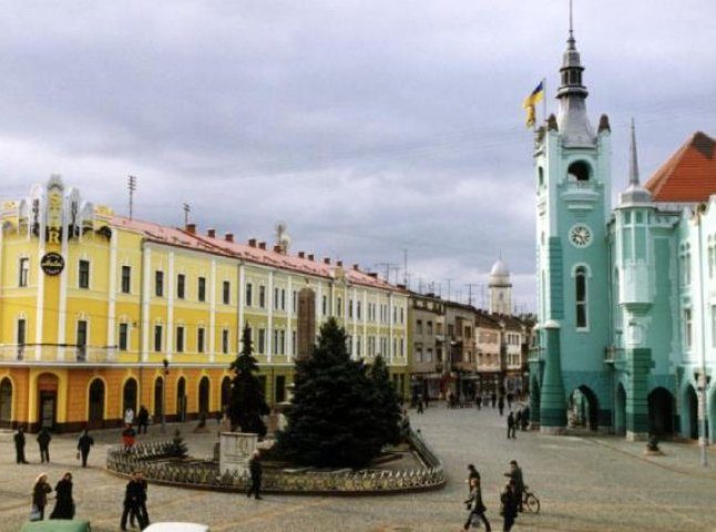 У Мукачеві зникли дві юні дівчини. Одну з них знайшли