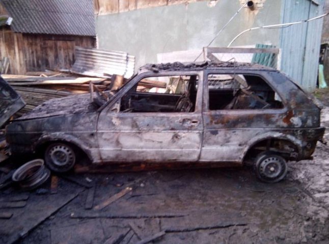Рятувальники оприлюднили фото повністю згорілого "Фольксвагена" на Міжгірщині